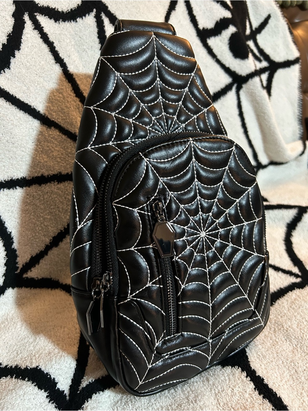 Spiderweb crossbody backpack - Picture 2 of 3